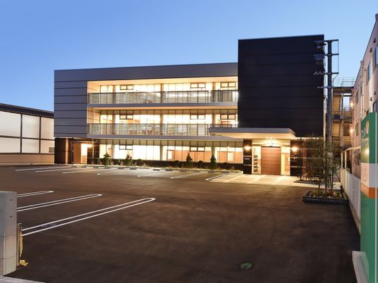 ３階建てのホームの外観。あたりが暗くなってきたため館内には明かりがともり、幻想的な雰囲気。