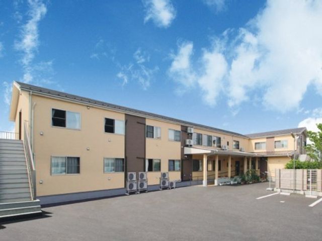 小規模多機能を併設した花物語やまと西です。介護ケアを必要とされる方も安心して毎日をお過ごしいただけます。