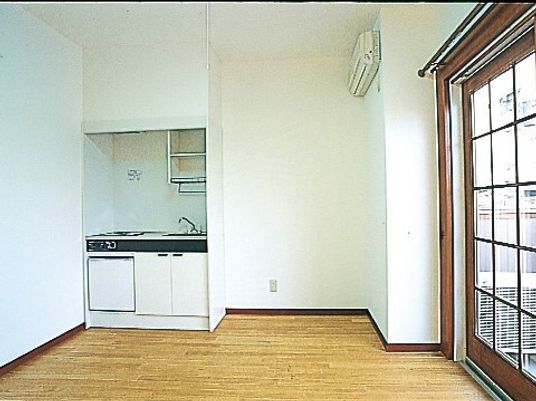 ミニキッチンがついたワンルームタイプの居室。何も置かれていない入居前の部屋