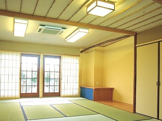 畳の６畳ぐらいの部屋の様子。奥の方に障子の窓があり外が見えている様子