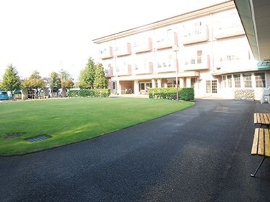 施設敷地内委ある広めの中庭の様子。施設内を写した写真