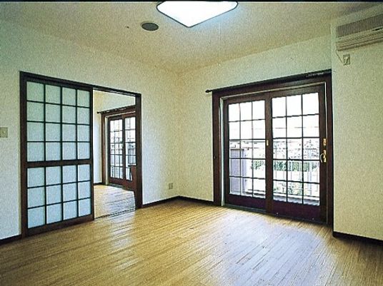 フローリング仕様の広めの部屋の様子。二部屋あるタイプの居室