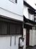 白い壁の一軒家風建物の外観。施設の外側から写した写真