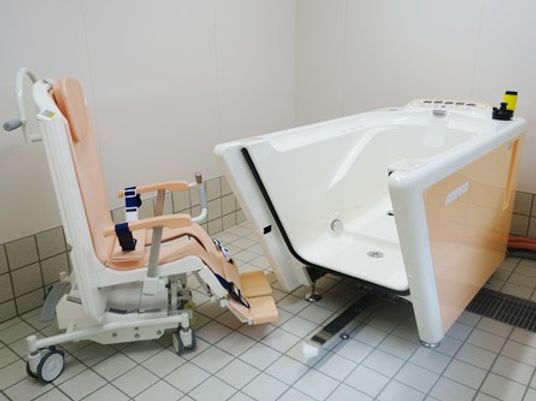 車いす型の椅子に乗って入浴できる介護浴槽が写っている
