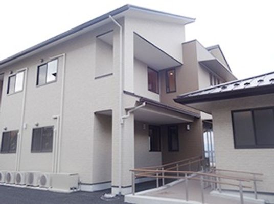 ２階建ての一軒家のような建物が写っている。小さな施設