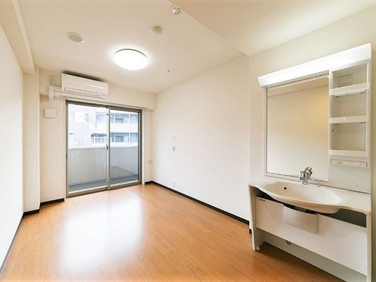 洗面台がついたワンルームタイプの部屋。グループホームあすかの里の居室