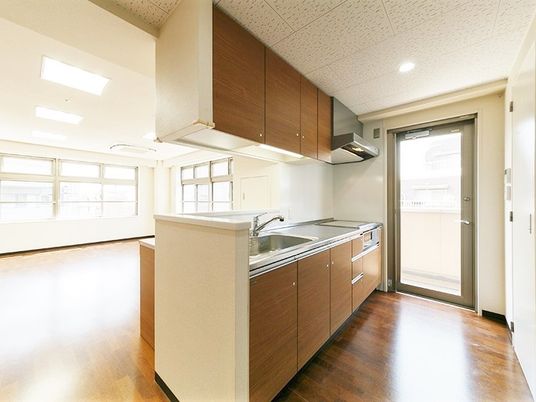 家庭用サイズのキッチンスペースと施設利用者が集まる共有スペースの様子