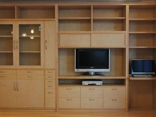 木製の家具類が並んでいる様子。目立つところにテレビ。そのほかは収納棚