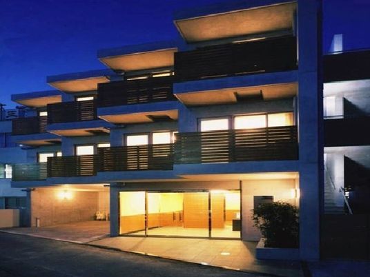 建物内の照明が光る夜景の写真。PAO経堂を夜景でとらえたもの