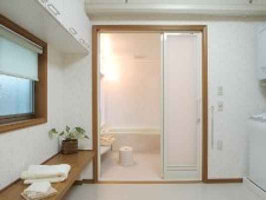 浴室に明るい照明が付いている。水回りの写真の様子