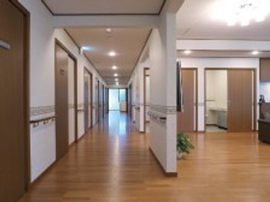 長く続いていく廊下とまんべんなく取り付けられた手すりの様子