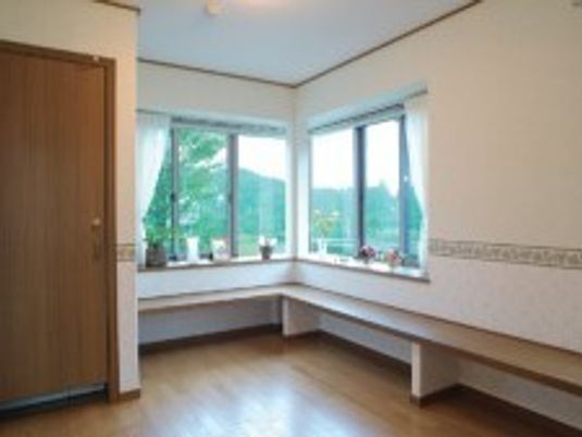 建物内の一角にどこでも座れるベンチが取り付けられている