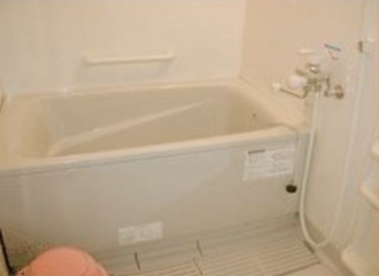 各部屋には、トイレや洗面台などが完備されていますので、便利です。ゆったりとした部屋で、快適な毎日をお約束いたします。