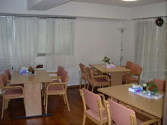毎日の食事は、食堂に集まって賑やかにお召し上がりいただきます。お食事が必要な日だけご注文いただけるシステムになっています。