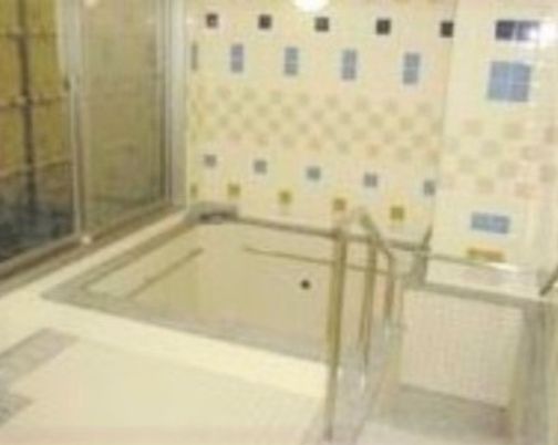 各部屋にある浴室以外にも、大浴場をご用意しています。必要な方にはスタッフがサポートいたしますので、ご安心ください。