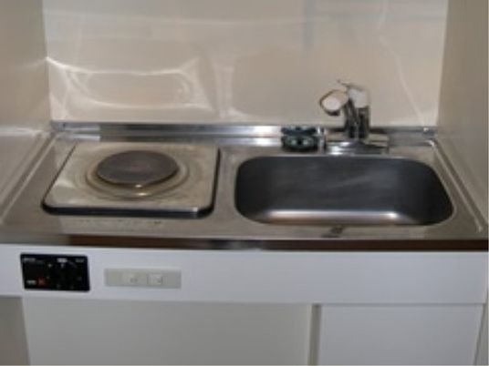 各部屋にあるミニキッチン。火を使わずに電気コンロのため、安全です。毎日の食事はご用意いたしますが、お茶などはお部屋で作ることができます。