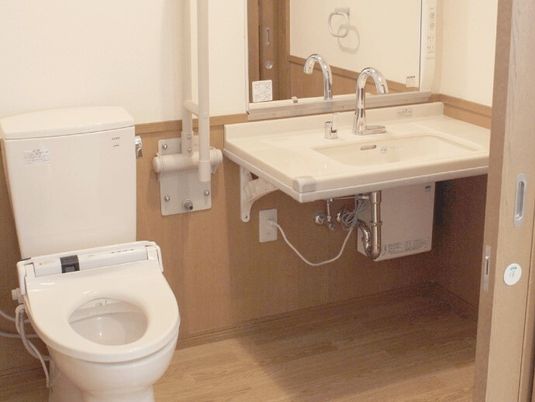 洗面台がついたトイレの様子。車いすのまま入れる広さのトイレ