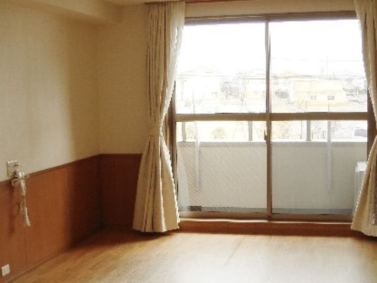 窓がついた明るいワンルームの様子。施設内に用意されている個室の写真
