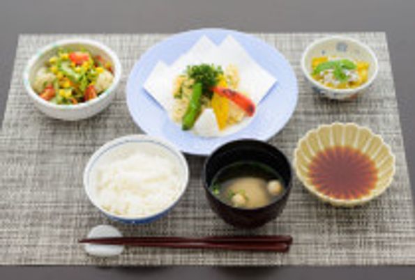 ごはんやみそ汁、おかず数種類がそろっている品数の多いメニューの写真