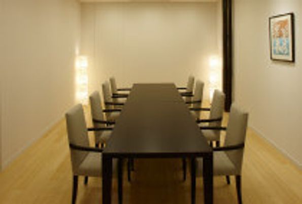 いすと机が整然と並んでいる小さなワンルーム。話し合いができるようなスペース