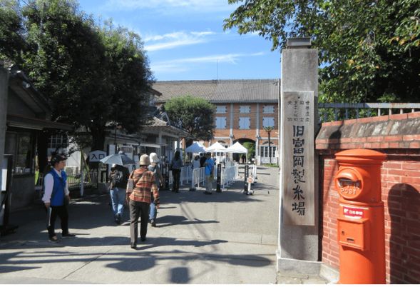 周辺地域の写真。手前に赤い昔のポストがある観光名所の写真