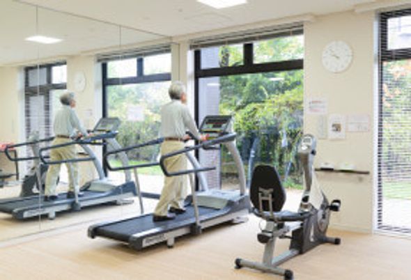 高齢者用のトレーニング機器があるスペース。運動を楽しめる場所