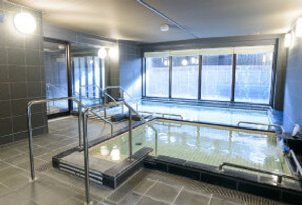 手すりが取り付けられている大浴場の様子。プールのように大きな浴槽