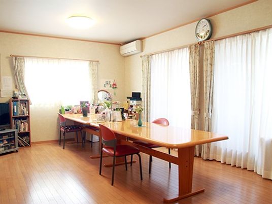 エアコン、本棚、テーブルやいすなどが並んでいる様子。オールバリアフリーの床