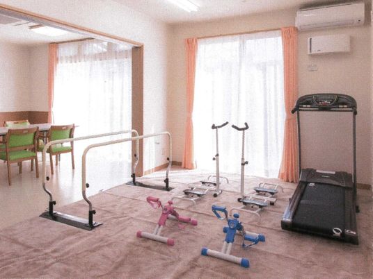 様々なトレーニング用の機器がそろったデイサービスセンター。