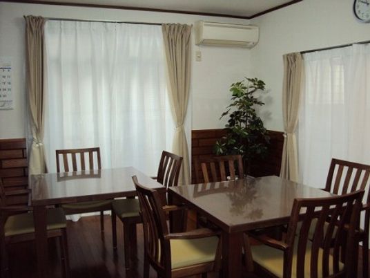 ご利用者様同士でくつろげる場所もご用意いたしました。同い年ぐらいの仲間がいますので、会話の多い毎日をお過ごしいただけます。