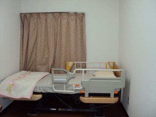 お部屋には介護用ベッドをご用意しています。ご愛用のものたちを持ち込んで、穏やかな日々をお過ごしください。
