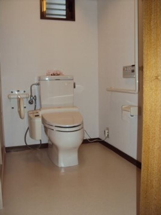 居室内にトイレや洗面台などたくさんの便利な設備をご用意して、ご不便のない毎日をお届けいたします。安全な設計ですので要介護者様も安心です。
