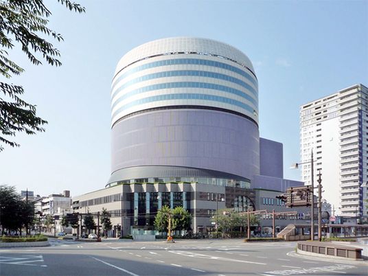 外観。円柱状の大きな建物が目印