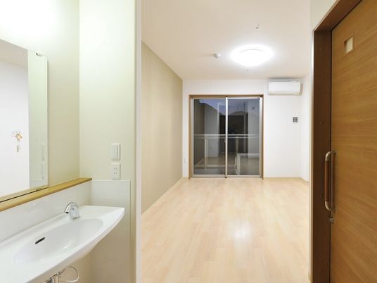 トイレや洗面所が付き、エアコンが設置されたフローリングの居室には窓も付いている。