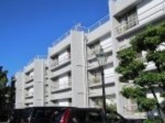 青空の下に建つ軽費老人ホームつちやホームの外観写真