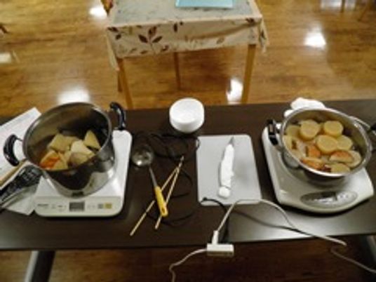 テーブルの上に食事が乗っている様子。食べる前の配膳を写した写真