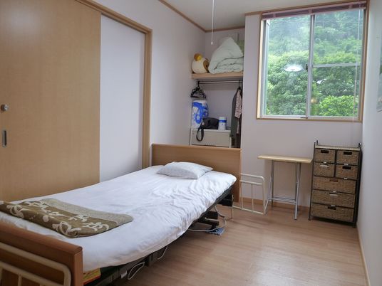 ベッドや収納家具などが置かれ、日当たりがよく気持ち地のいい居室は景観にも恵まれている。