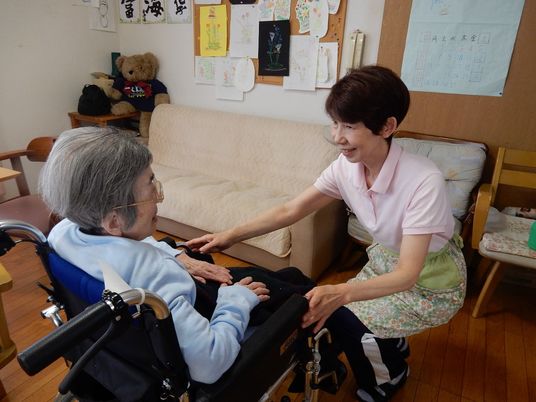 一人でくつろぐ男性の様子。ソファに座ってのんびりしているのが分かる