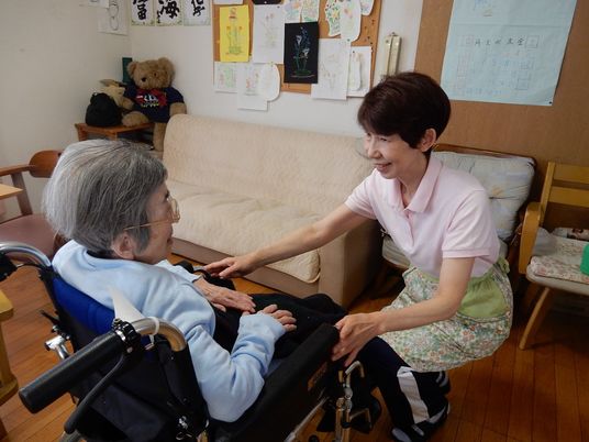 一人でくつろぐ男性の様子。ソファに座ってのんびりしているのが分かる