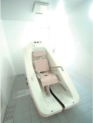 介護度が大きくても安心して入浴可能な特殊な設備が搭載された浴室