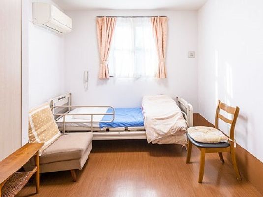 居室には介護ベッドや椅子が置かれているが、十分なゆとりがある広さ