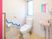 青色で波型の手すりがトイレ脇についており、デザイン性も安全性も重視したトイレ