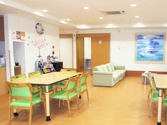ダイニングテーブルやソファが置かれたリビングダイニングには季節に合わせた飾りがある。