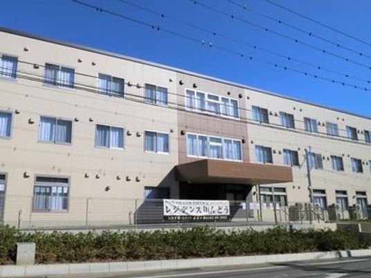鉄骨造の直線的デザイン建物。高齢者向け施設の外観