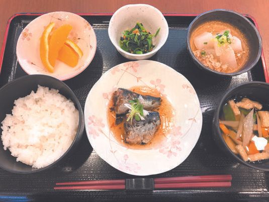 ご飯と汁物、おかずが並べられている施設内のメニュー例