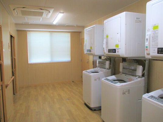 洗濯機と乾燥機が一体になったタイプの家電が並べられている様子