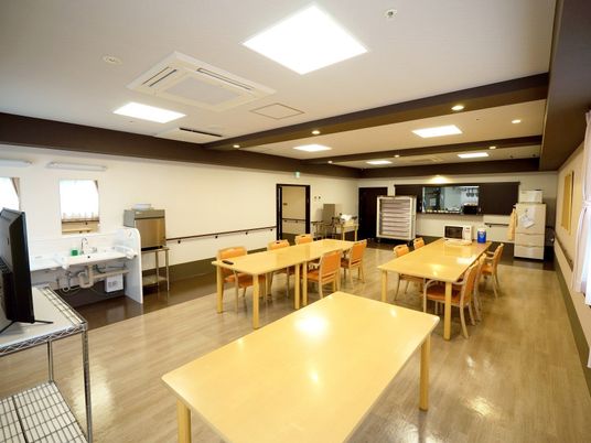 食卓は少人数用の木製のダイニングテーブルで、奥には対面式キッチンもある。