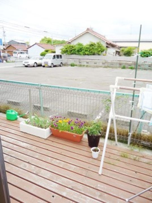 施設内にはテラス席もございます。施設外の空気も感じていただきながら、のびのびとお過ごしいただいています。