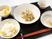 品数がそろったバランスの良いメニュー一例。高齢者向けの食事の様子