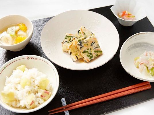 品数がそろったバランスの良いメニュー一例。高齢者向けの食事の様子